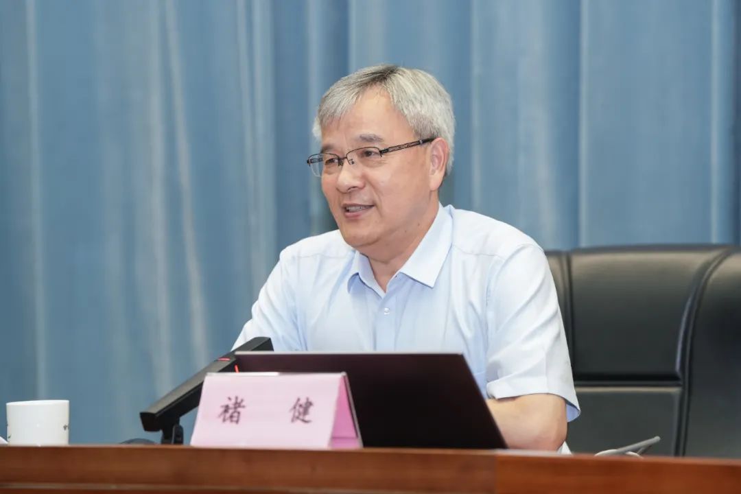 AI赋能新型工业化 | 褚健受邀出席杭州市经信局“经信大讲堂”并作专题授课